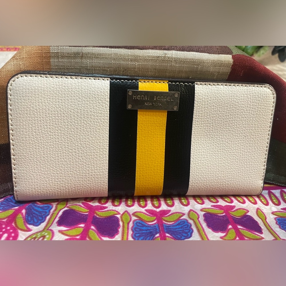 HENRI BENDEL WALLET LEATHER GOLD BUTTON CLOSURE
